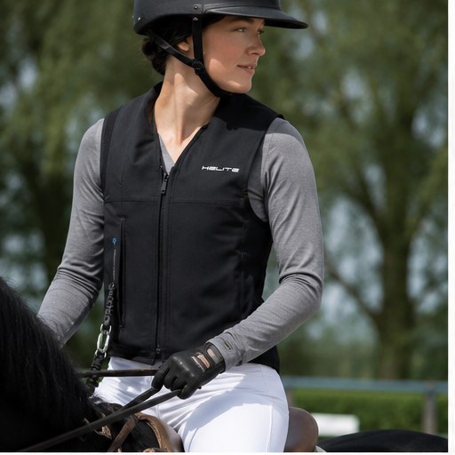 Ryttare som bär Helite Gilet Airbag 2 in 1